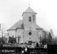 Farní kostel sv. Michaela s areálem
