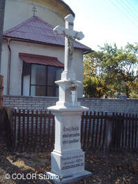 Kříž u kostela sv. Vavřince