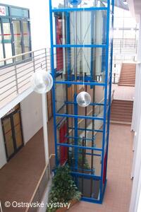 Atrium, spojovací chodba mezi pavilony, poskytuje bezbariérový přístup