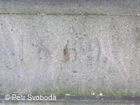 Kamenný kříž v Lučicích