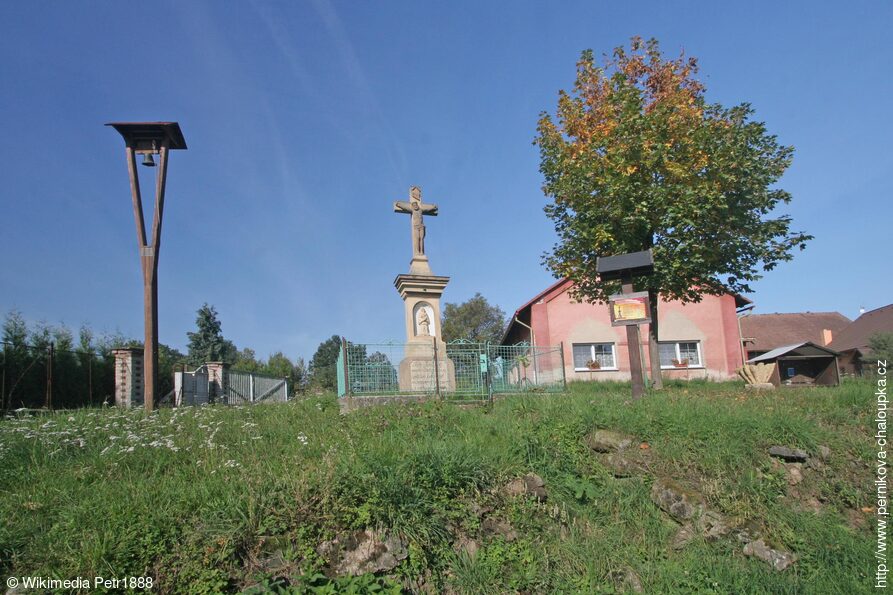 Dolní Raškovice - zvonička a křížek