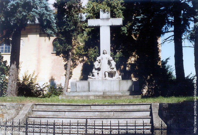 Kříž u kostela