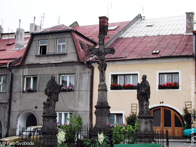 Sousoší kříže a soch sv. J.Sarkandera a J.Nepomuka